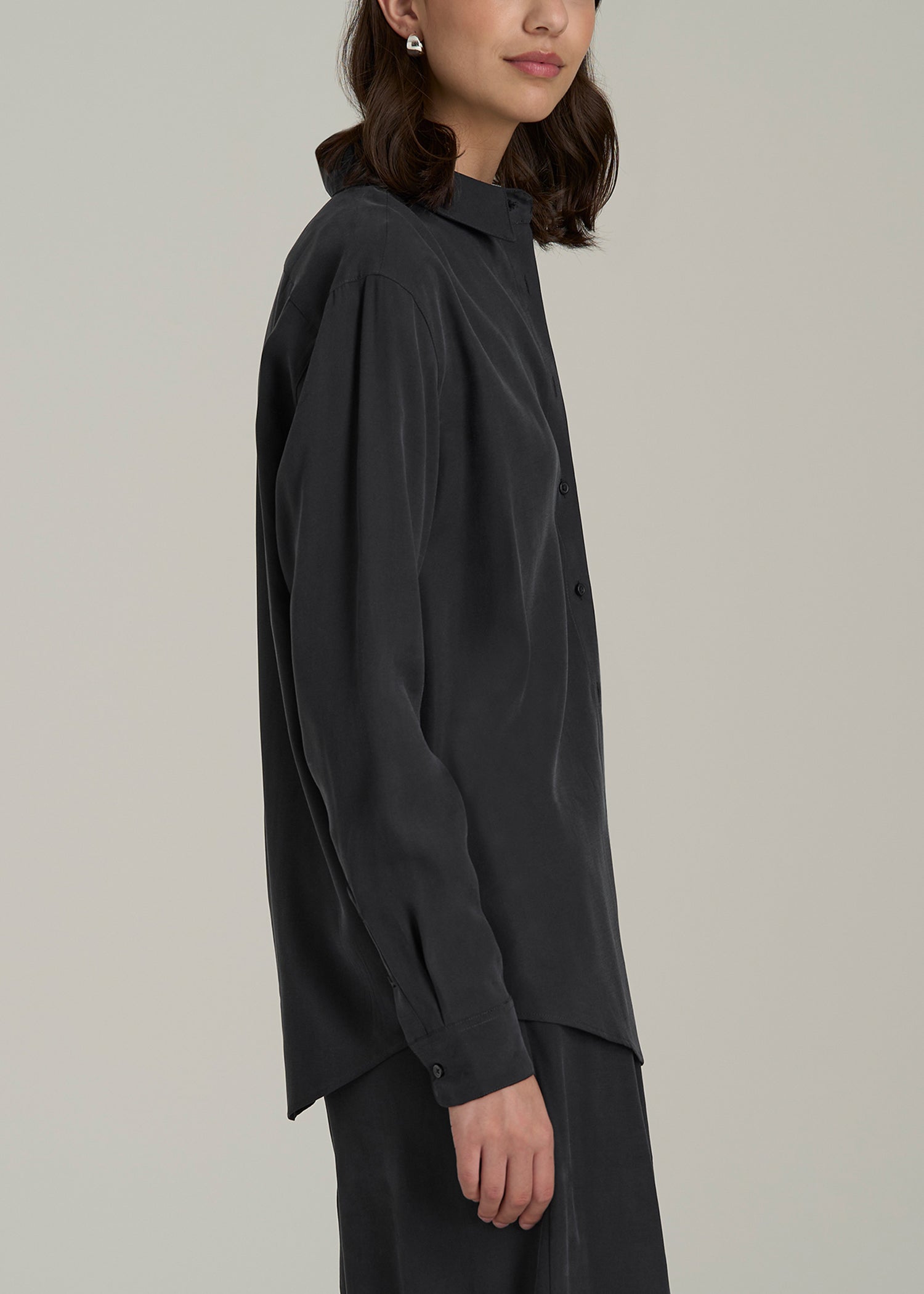 Relaxed Button-Up Single-Pocket Blouse for Tall Women in Vintage Black